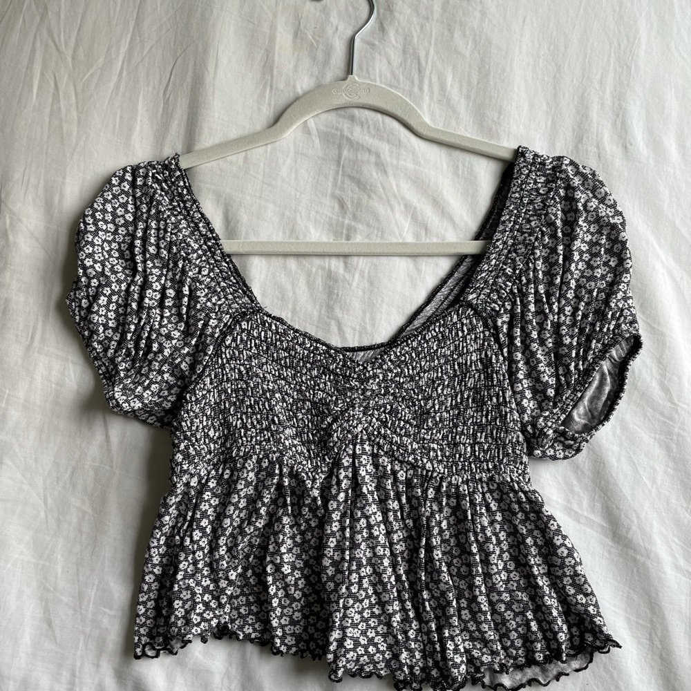 URBAN OUTFITTERS CROPPED PUFF SLEEVE SHIRT